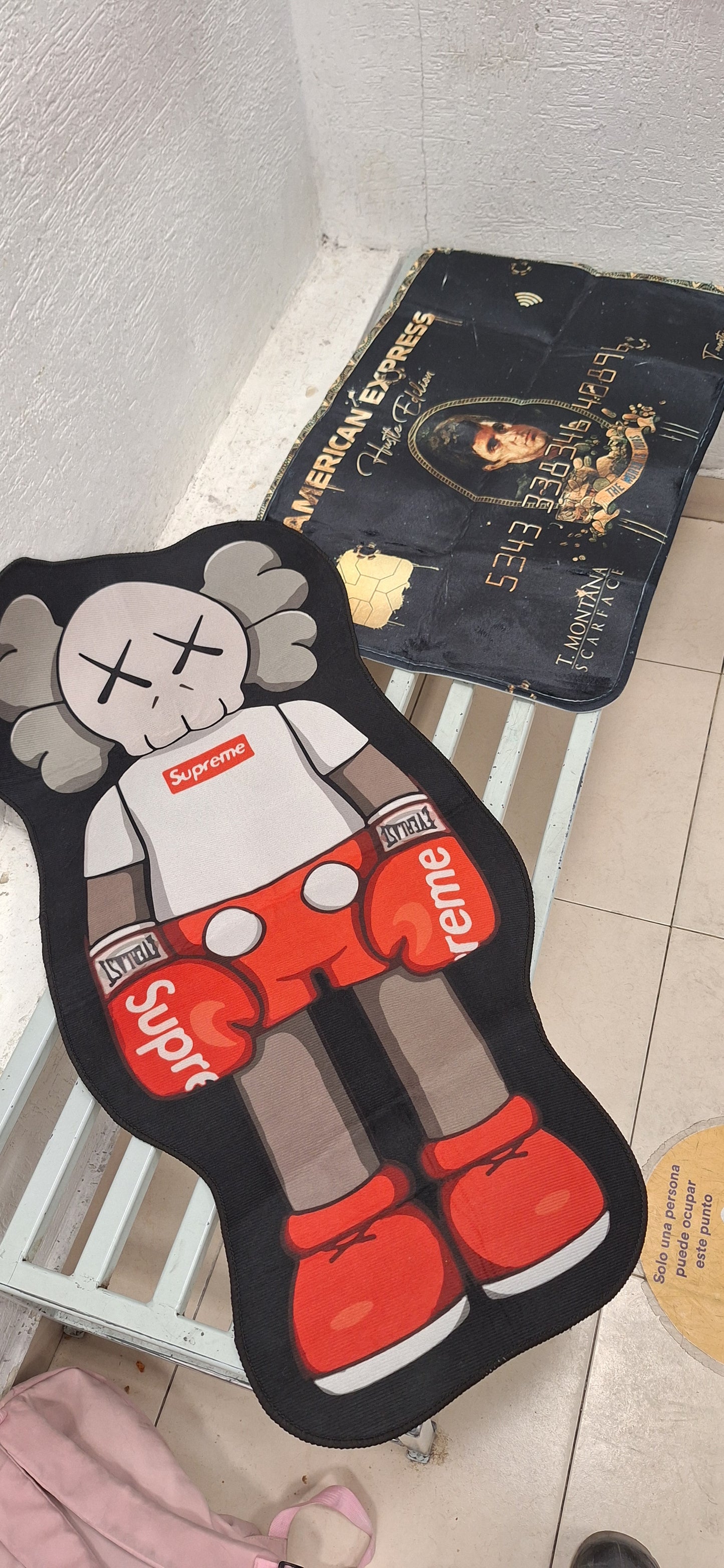 ALFOMBRA KAWS SUPREME ROJO 50X110 CM